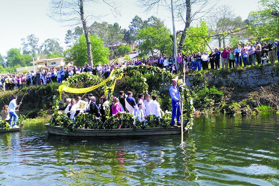 Cinco embarcações ornamentadas com flores naturais transportam compasso entre as duas margens do rio Homem 