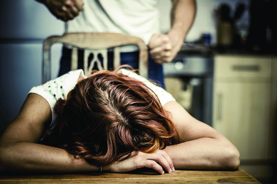 Mulher foi vítima de violência doméstica e violações até sair da casa da família, em janeiro de 2014