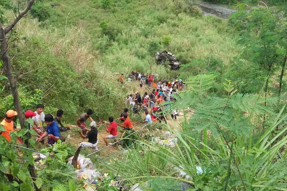 Autocarro caiu numa ravina numa cidade montanhosa no norte das Filipinas