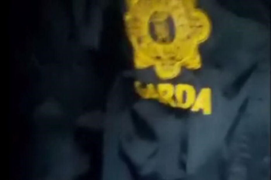 Vídeos mostram a mesma mulher a fazer sexo com os soldados e o agente