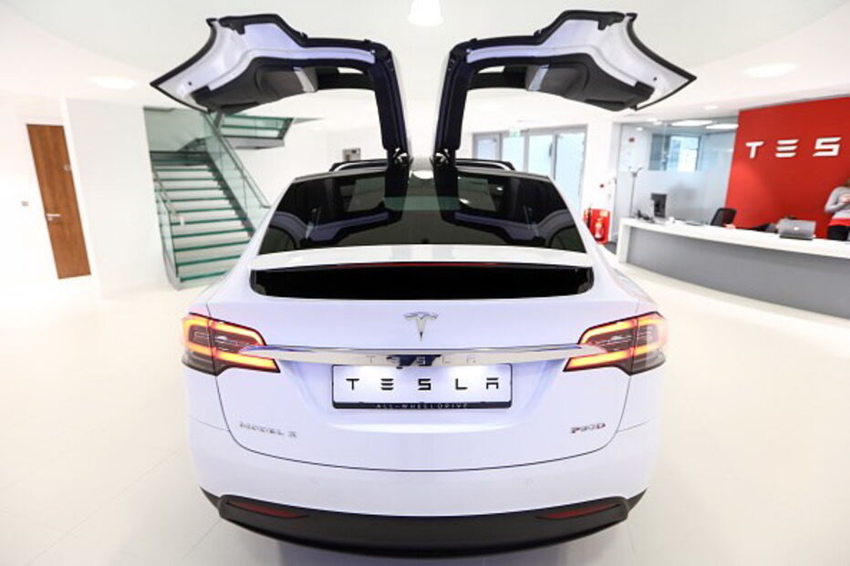 Tesla, Portugal, stand, Lisboa, carro, veículos, luxo, Centro Comercial das Amoreiras, SUV Model X