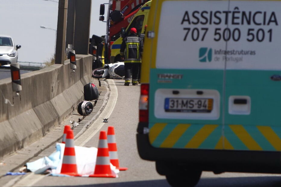 Um morto e quatro feridos em choque em cadeia no IC19