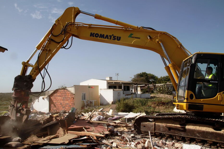 Escavadora destrói habitação ilegal na ilha do Farol