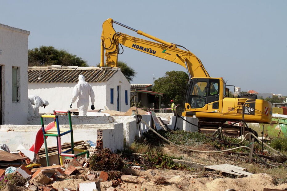 Escavadora destrói habitação ilegal na ilha do Farol