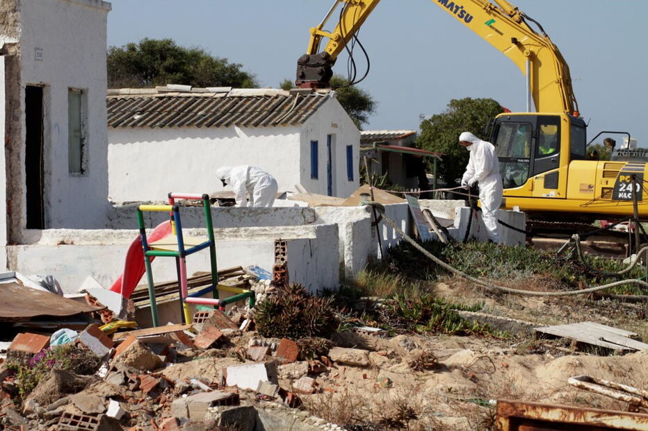 Escavadora destrói habitação ilegal na ilha do Farol
