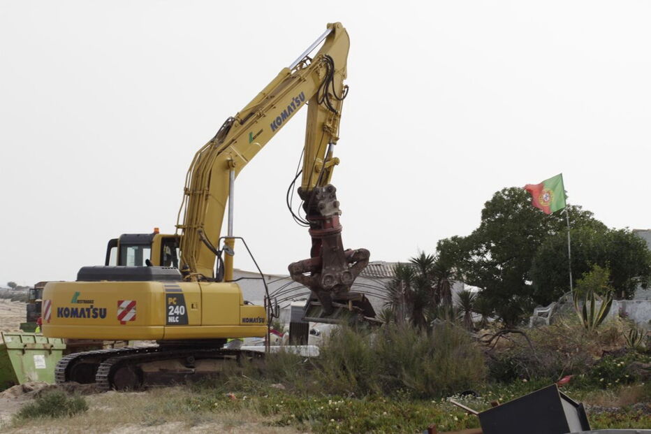 Escavadora destrói habitação ilegal na ilha do Farol