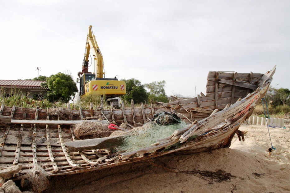 Escavadora destrói habitação ilegal na ilha do Farol