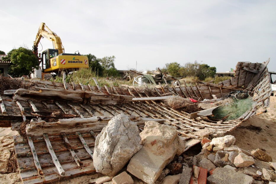 Escavadora destrói habitação ilegal na ilha do Farol