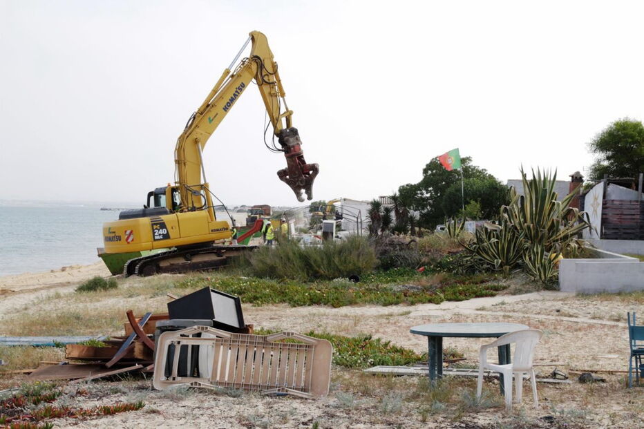 Escavadora destrói habitação ilegal na ilha do Farol