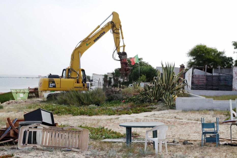 Escavadora destrói habitação ilegal na ilha do Farol