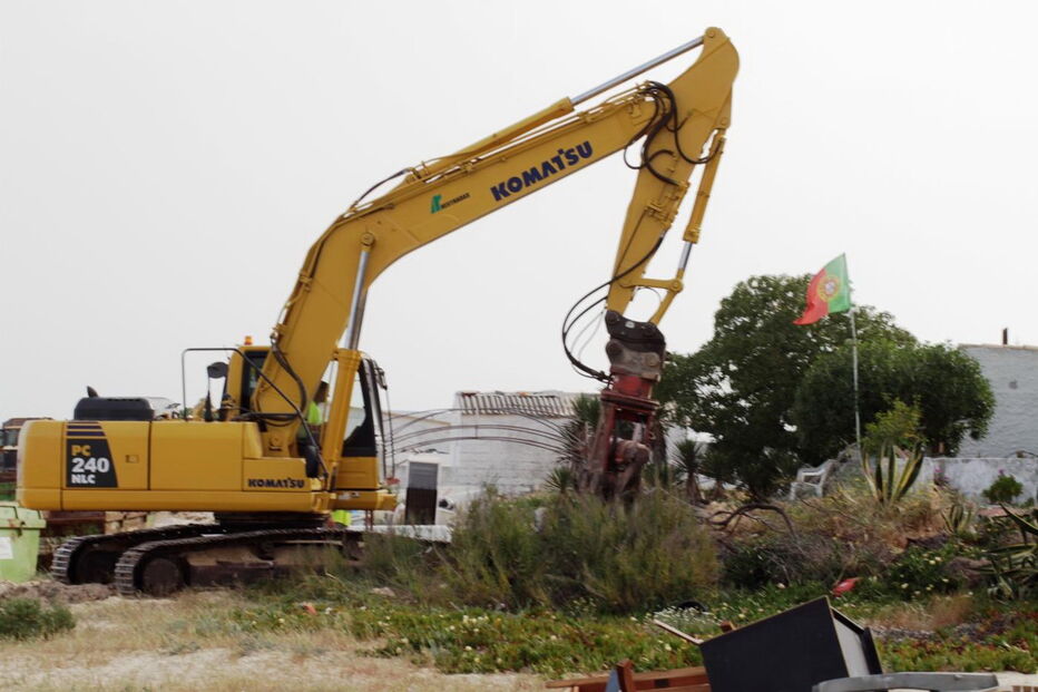 Escavadora destrói habitação ilegal na ilha do Farol