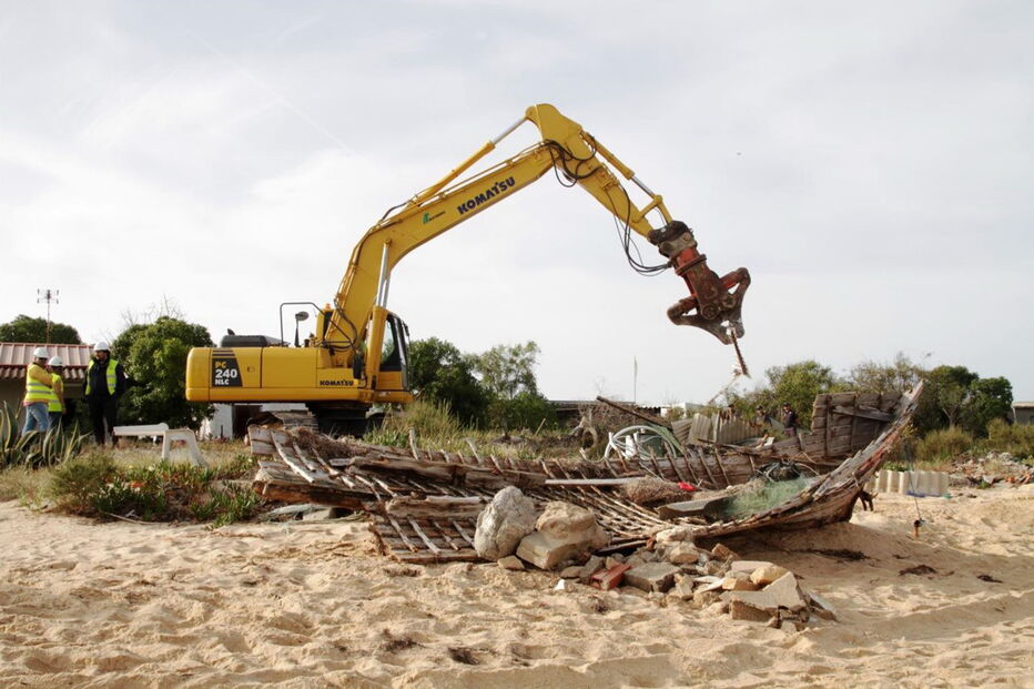 Escavadora destrói habitação ilegal na ilha do Farol