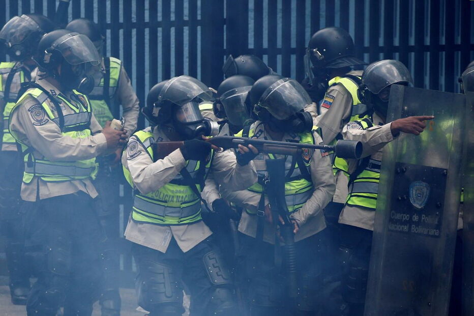 Imagens violentas da contestação a Maduro na Venezuela