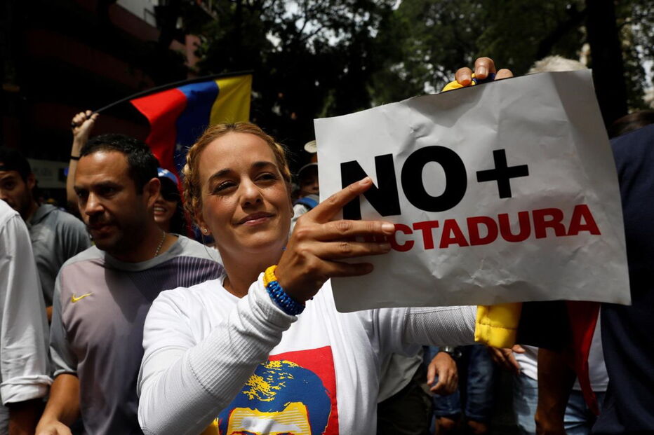 Imagens violentas da contestação a Maduro na Venezuela