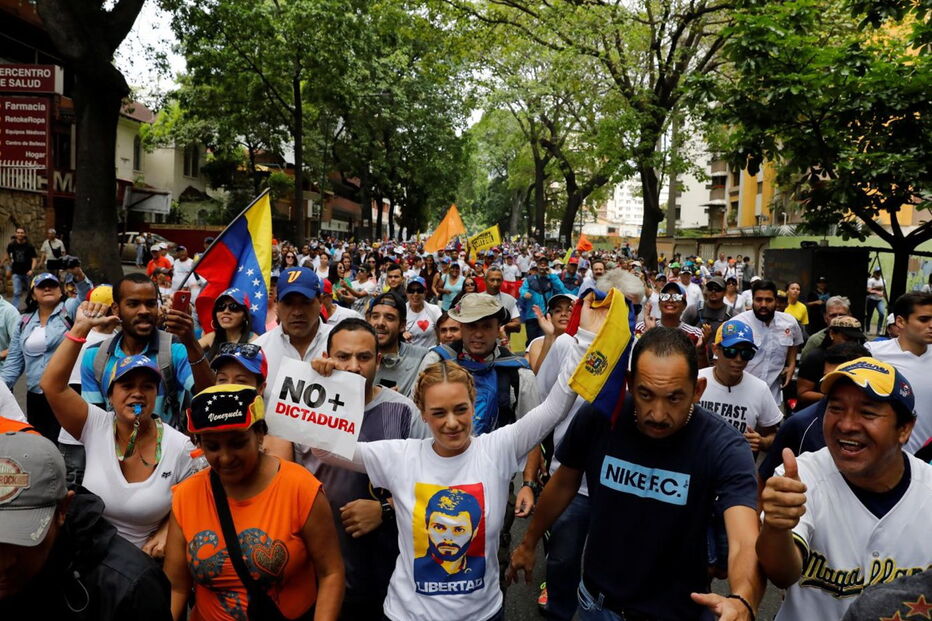Imagens violentas da contestação a Maduro na Venezuela