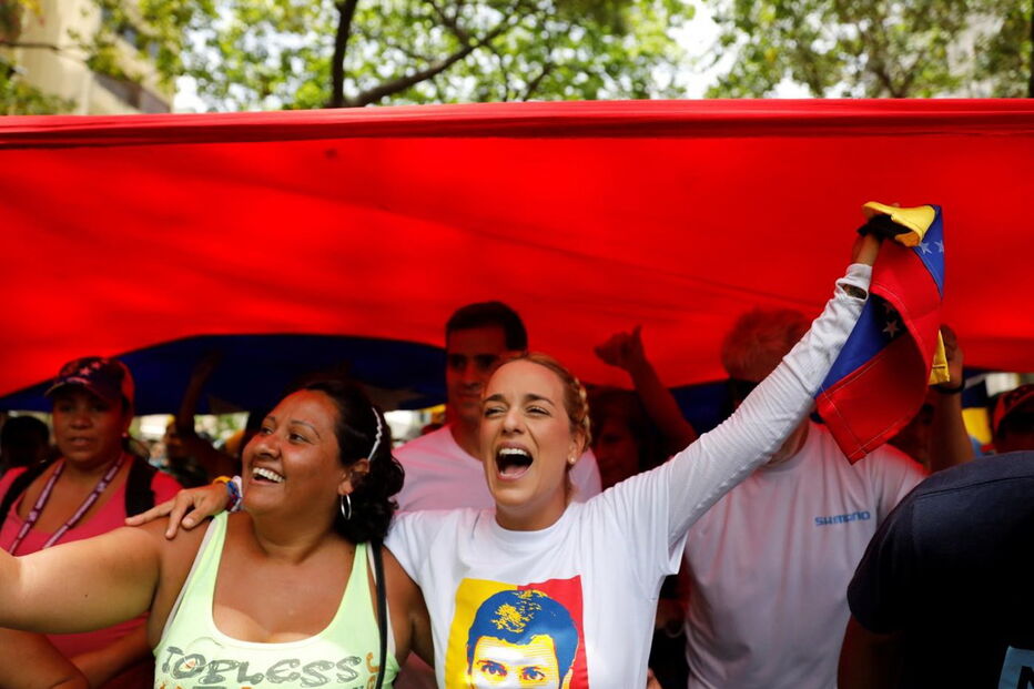 Imagens violentas da contestação a Maduro na Venezuela