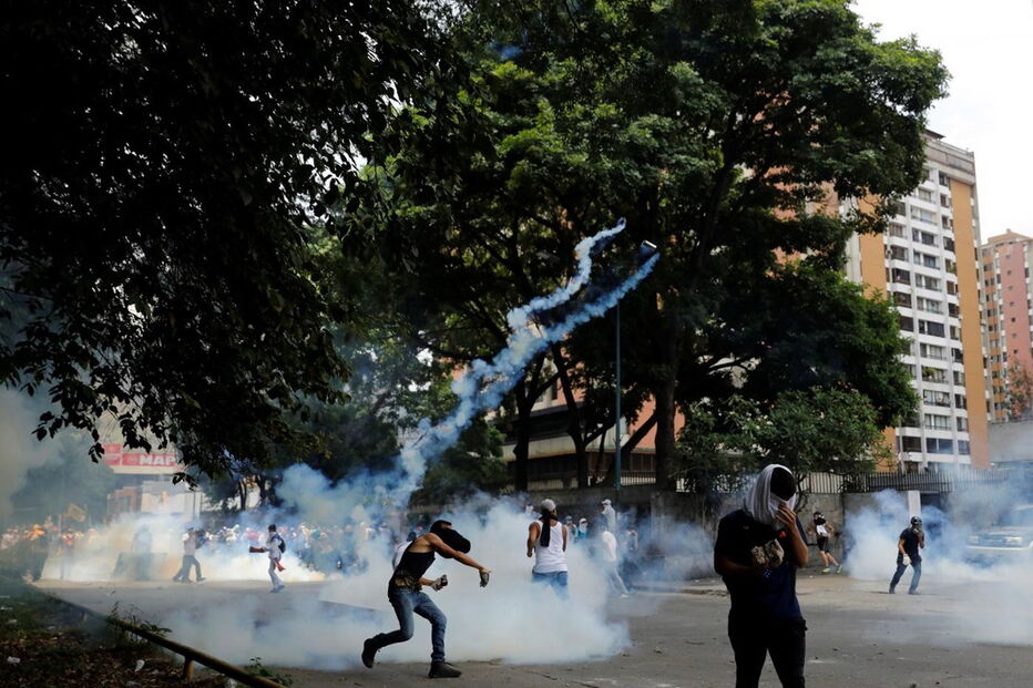 Imagens violentas da contestação a Maduro na Venezuela