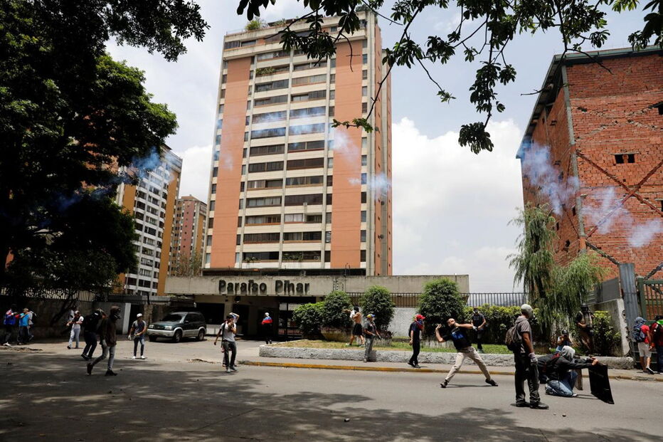 Imagens violentas da contestação a Maduro na Venezuela