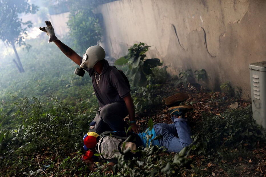 Imagens violentas da contestação a Maduro na Venezuela