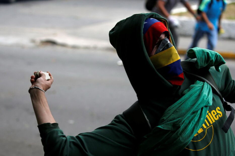Imagens violentas da contestação a Maduro na Venezuela