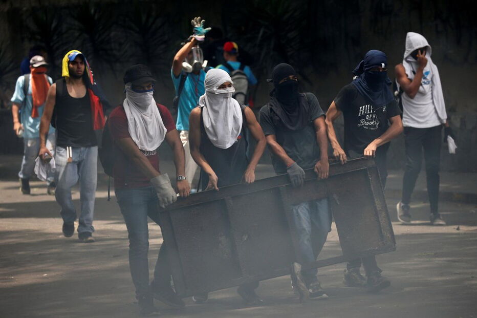 Imagens violentas da contestação a Maduro na Venezuela