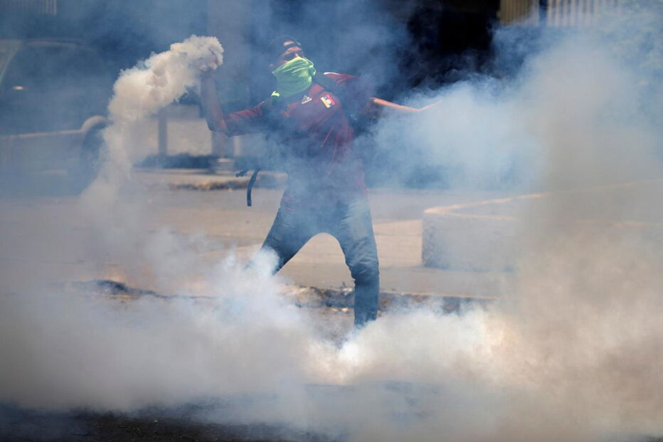Imagens violentas da contestação a Maduro na Venezuela