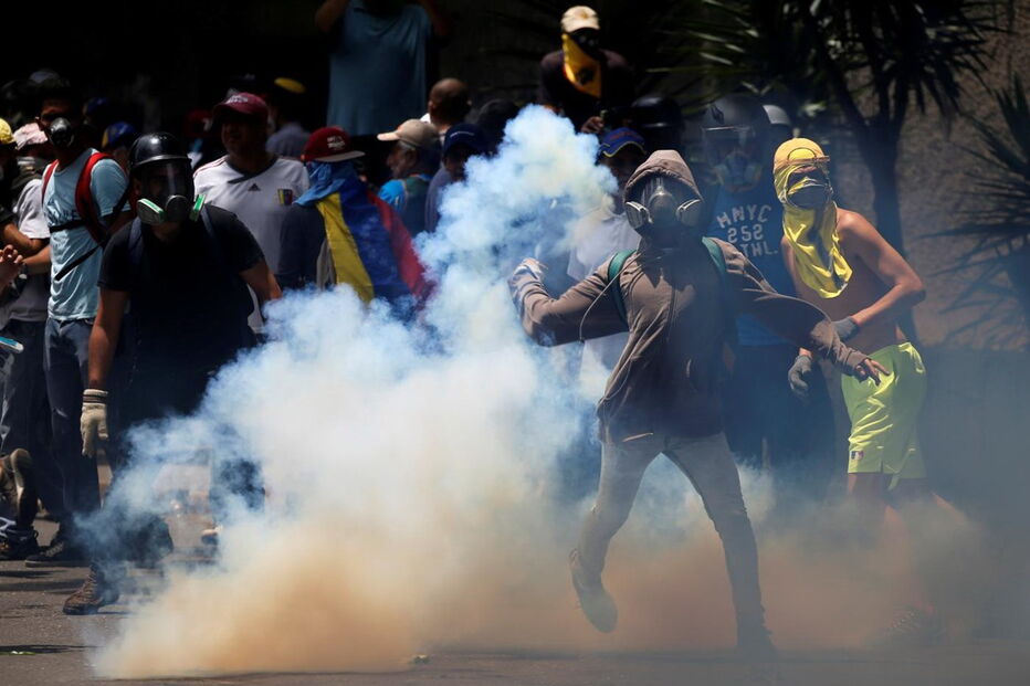 Imagens violentas da contestação a Maduro na Venezuela