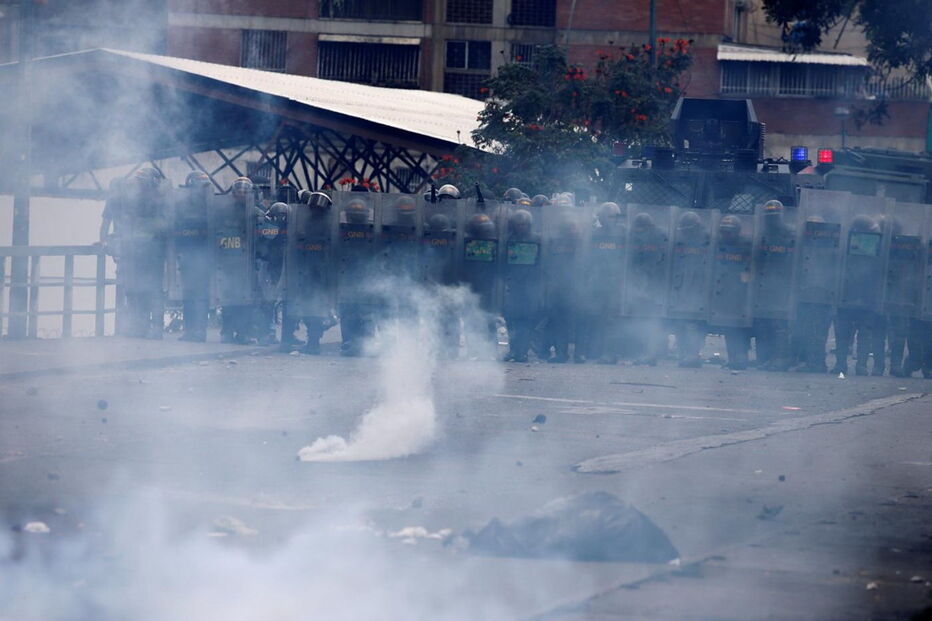 Imagens violentas da contestação a Maduro na Venezuela