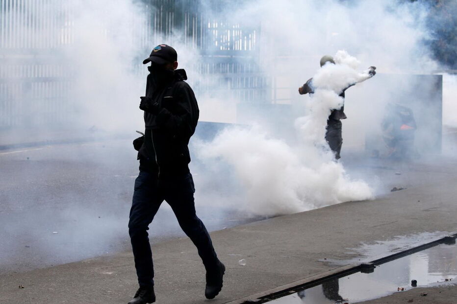 Imagens violentas da contestação a Maduro na Venezuela