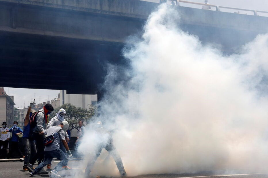 Imagens violentas da contestação a Maduro na Venezuela