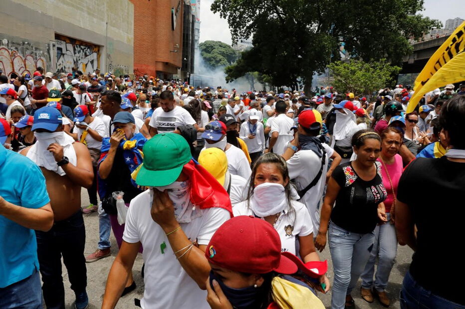 Imagens violentas da contestação a Maduro na Venezuela