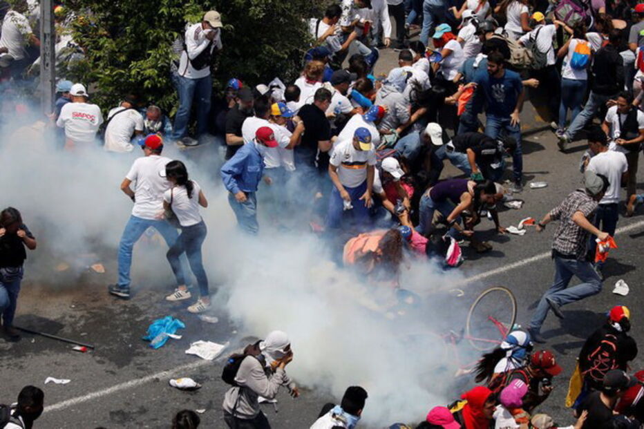 Imagens violentas da contestação a Maduro na Venezuela