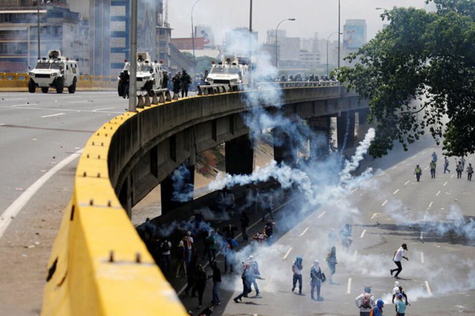 Imagens violentas da contestação a Maduro na Venezuela
