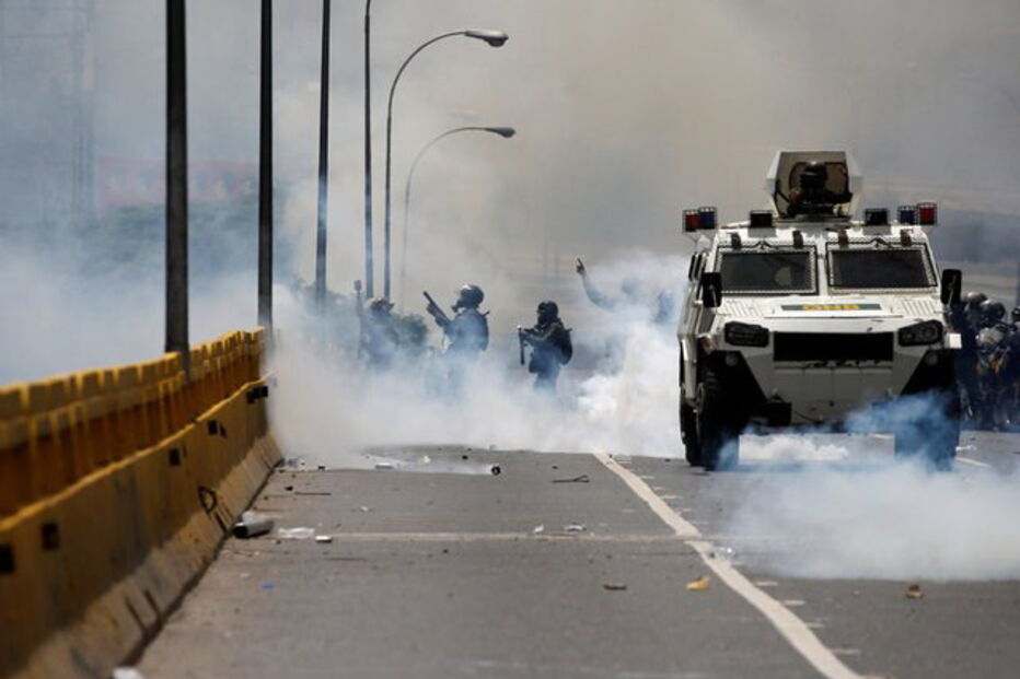 Imagens violentas da contestação a Maduro na Venezuela