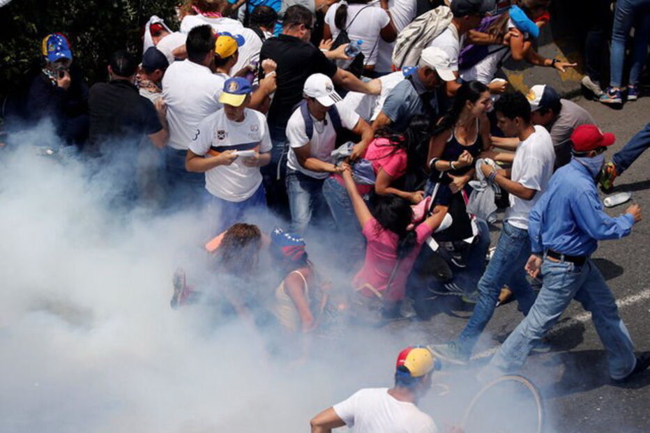 Imagens violentas da contestação a Maduro na Venezuela
