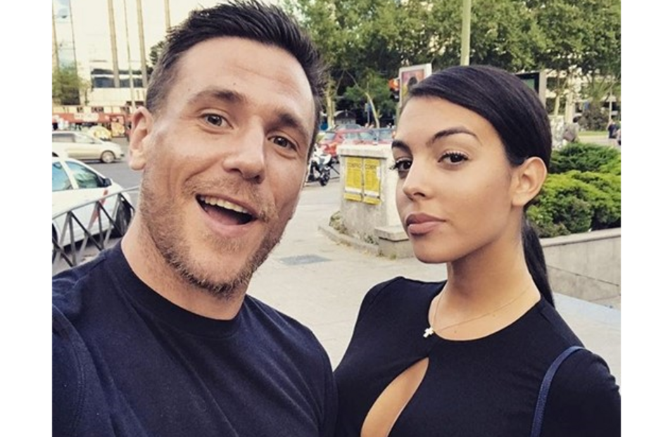 Georgina apoia Ronaldo ao lado de amigo misterioso