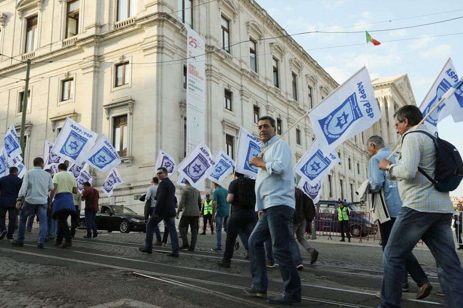 Dezenas de polícias protestam em Lisboa