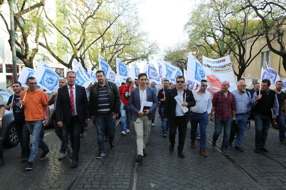 Dezenas de polícias protestam em Lisboa