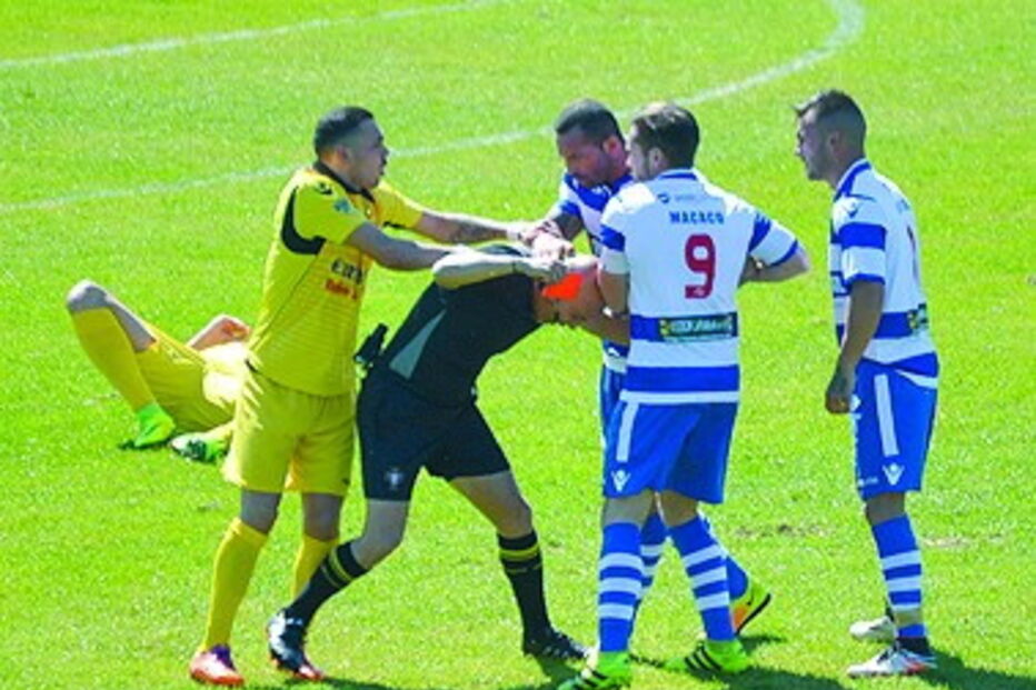 Agressão no jogo do Canelas   