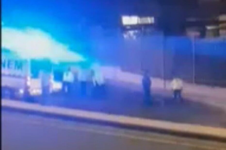 adepto, italiano, atropelado, estádio da luz, vídeo, socorro, ambulância