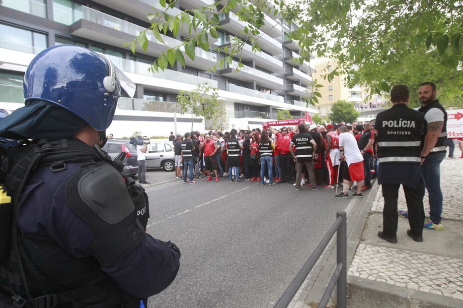 Adeptos envolveram-se em confrontos com a polícia. Um apoiante das águias foi agredido