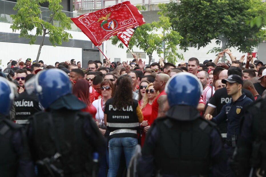 Adeptos envolveram-se em confrontos com a polícia. Um apoiante das águias foi agredido