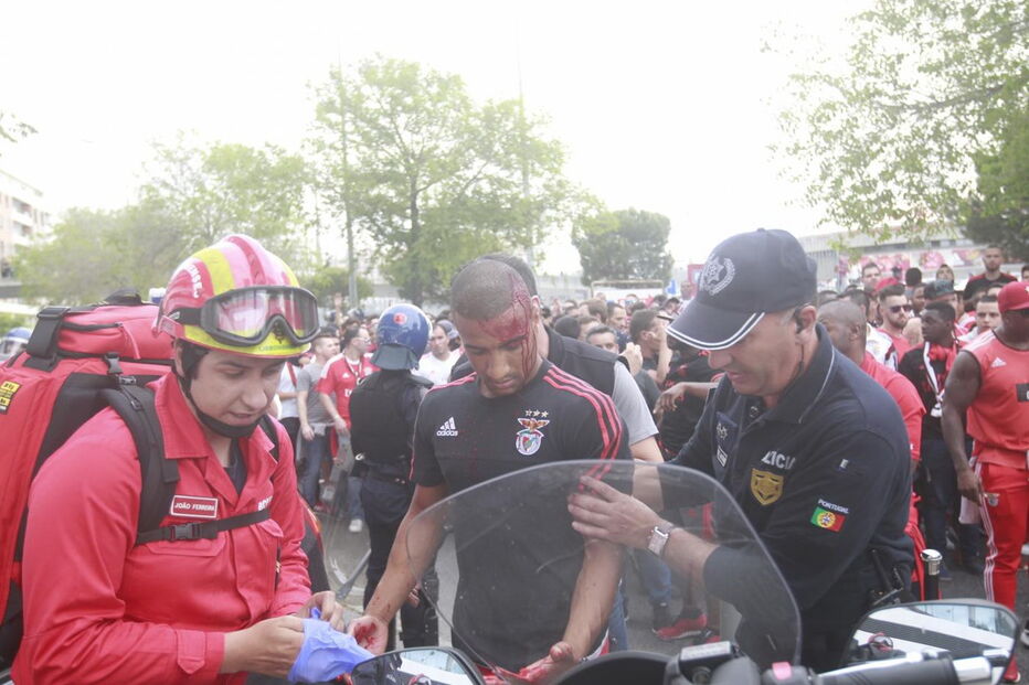 Adeptos envolveram-se em confrontos com a polícia. Um apoiante das águias foi agredido
