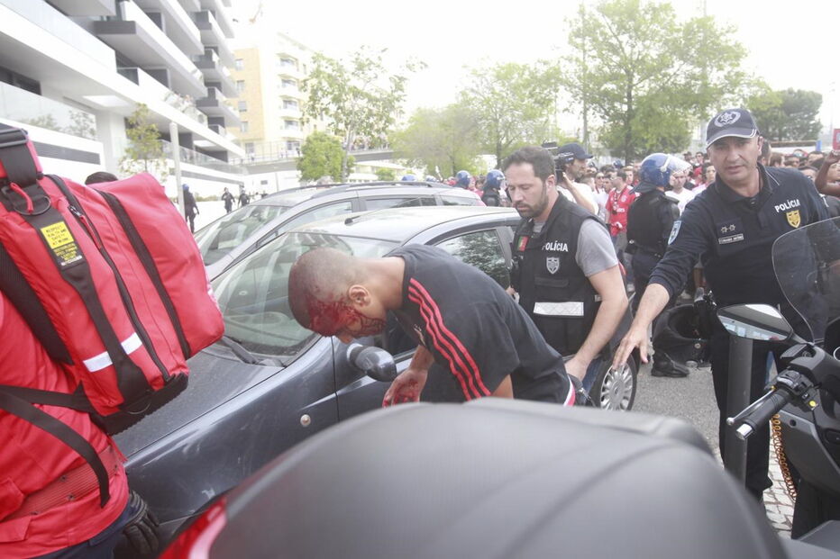 Adeptos envolveram-se em confrontos com a polícia. Um apoiante das águias foi agredido