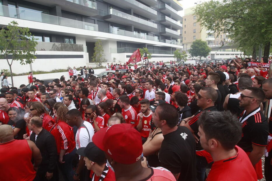 Adeptos envolveram-se em confrontos com a polícia. Um apoiante das águias foi agredido