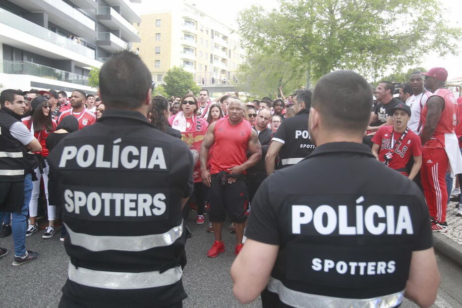 Adeptos envolveram-se em confrontos com a polícia. Um apoiante das águias foi agredido