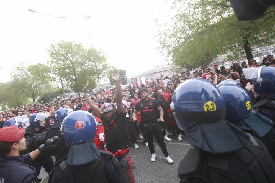 Adeptos envolveram-se em confrontos com a polícia. Um apoiante das águias foi agredido
