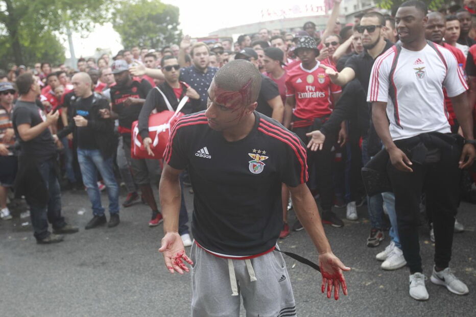 Adeptos envolveram-se em confrontos com a polícia. Um apoiante das águias foi agredido