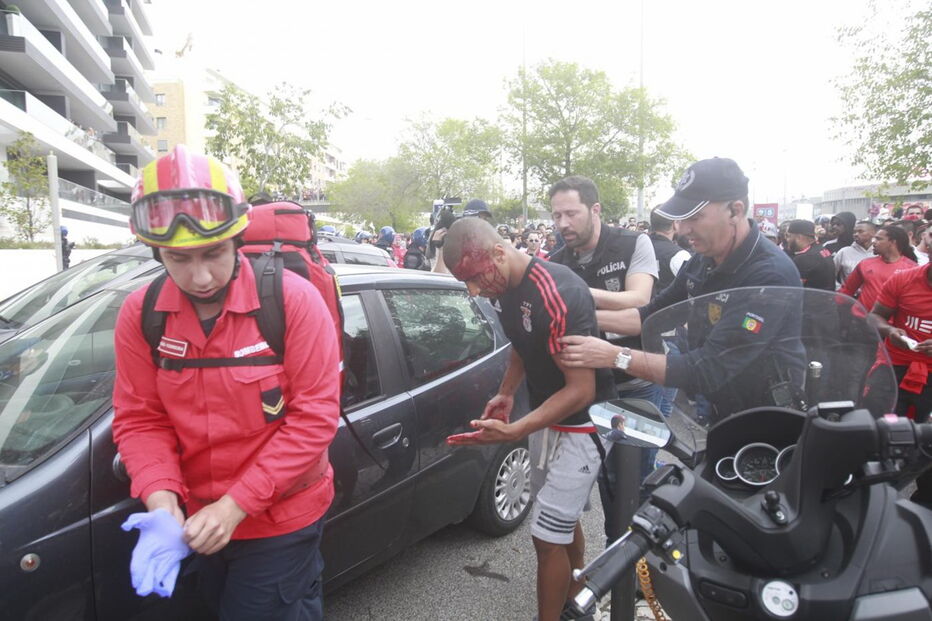 Adeptos envolveram-se em confrontos com a polícia. Um apoiante das águias foi agredido