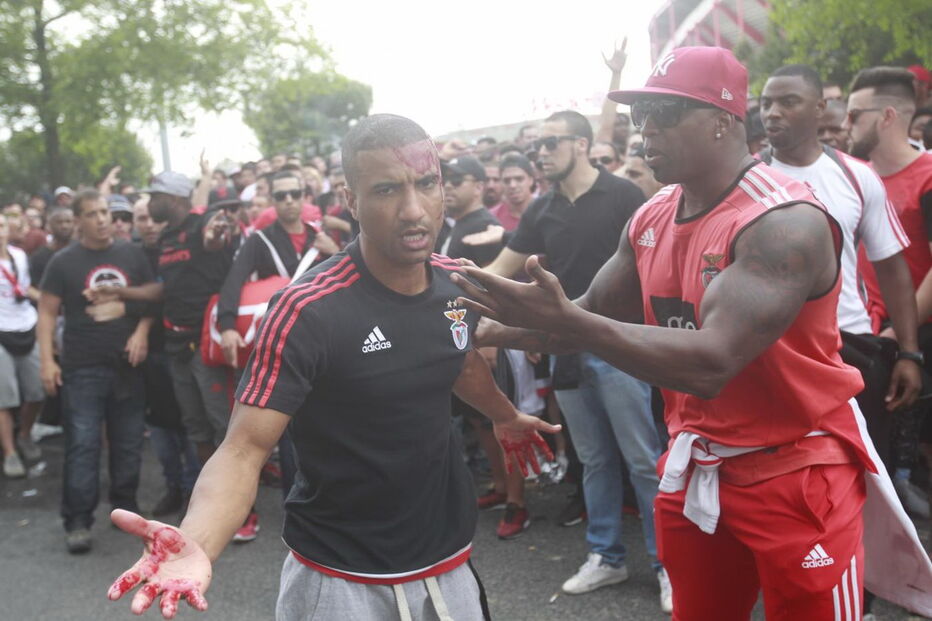 Adeptos envolveram-se em confrontos com a polícia. Um apoiante das águias foi agredido